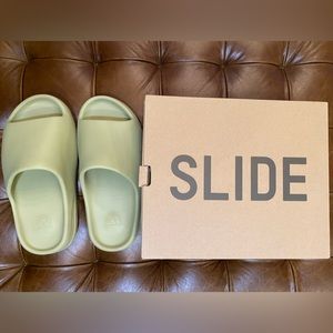Yeezys Slide in Resin